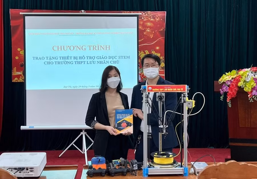 Tặng thiết bị hỗ trợ giáo dục STEM cho trường THPT Lưu Nhân Trú, huyện Đại Từ