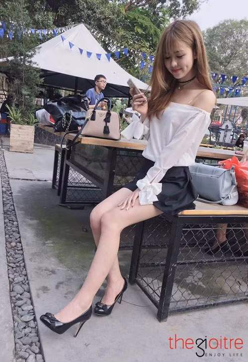 Hiện tại, Huyền Giang đang làm đại sứ thương hiệu cho một công ty đồ gia dụng điện. Bên cạnh đó cô nàng 9x cũng là gương mặt mẫu ảnh khá quen thuộc trong giới trẻ. Hiện tại, Huyền Giang đang làm đại sứ thương hiệu cho một công ty đồ gia dụng điện. Bên cạnh đó cô nàng 9x cũng là gương mặt mẫu ảnh khá quen thuộc trong giới trẻ.