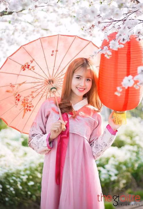 Có nhiều đam mê, sở thích nhưng mục tiêu lớn nhất của Huyền Giang ở hiện tại vẫn là học tập thật tốt, tốt nghiệp Đại học với tấm bằng khá giỏi và tìm được một công việc phù hợp với khả năng. Cô nàng cũng chia sẻ thêm rằng đang ấp ủ mong muốn mở một chuỗi cửa hàng thời trang mang tên mình. Có nhiều đam mê, sở thích nhưng mục tiêu lớn nhất của Huyền Giang ở hiện tại vẫn là học tập thật tốt, tốt nghiệp Đại học với tấm bằng khá giỏi và tìm được một công việc phù hợp với khả năng. Cô nàng cũng chia sẻ thêm rằng đang ấp ủ mong muốn mở một chuỗi cửa hàng thời trang mang tên mình.