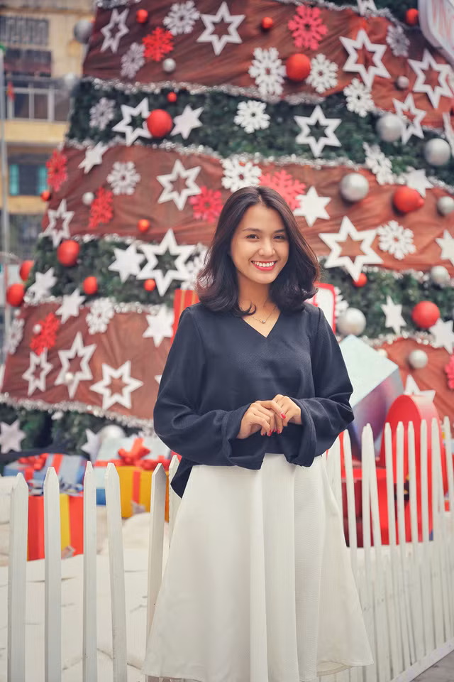 Hoa khôi ĐH Quốc gia Hà Nội duyên dáng đón Noel ảnh 5