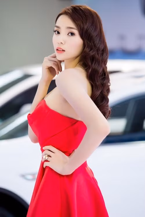 Hoa hậu Kỳ Duyên quyến rũ hơn với sóng tóc bồng bềnh. Hoa hậu Kỳ Duyên quyến rũ hơn với sóng tóc bồng bềnh.