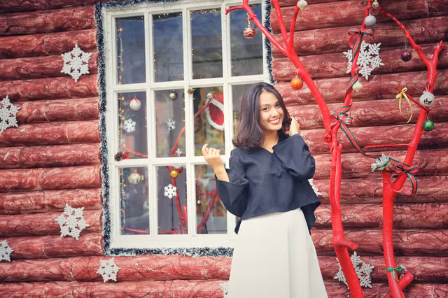  Tạo dáng nhí nhảnh tại căn nhà gỗ đậm chất Noel phương Tây 