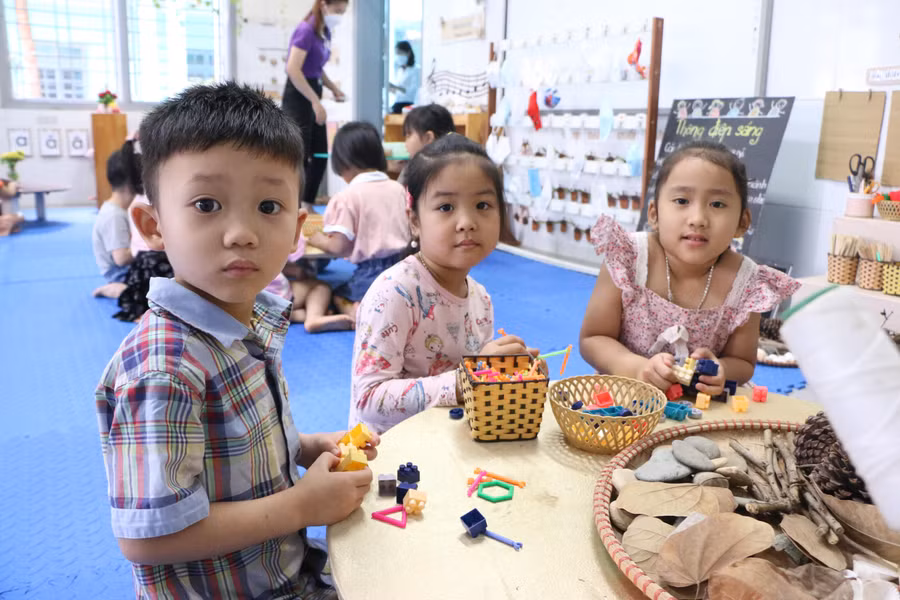 Trẻ tại Trường Mầm non Tân Hội A hân hoan trong ngày trở lại trường học trực tiếp sau nhiều tháng nghỉ dịch. Trẻ tại Trường Mầm non Tân Hội A hân hoan trong ngày trở lại trường học trực tiếp sau nhiều tháng nghỉ dịch.