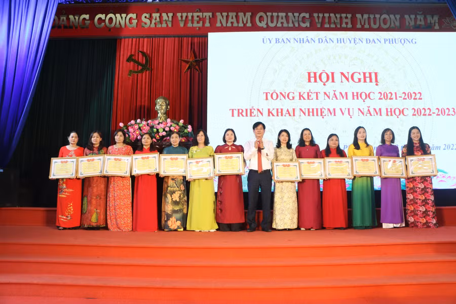 Lãnh đạo huyện Đan Phượng tặng thưởng cho các tập thể, cá nhân có thành tích xuất sắc trong năm học 2021-2022. Lãnh đạo huyện Đan Phượng tặng thưởng cho các tập thể, cá nhân có thành tích xuất sắc trong năm học 2021-2022.