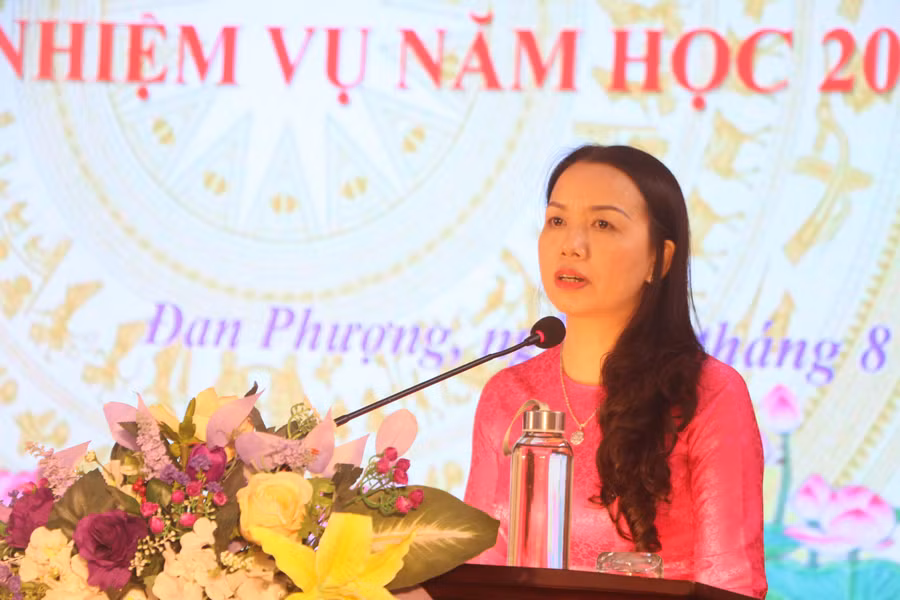 Bà Bùi Thị Thu Hằng - Trưởng Phòng GD&ĐT nêu bật một số thành tựu của ngành giáo dục huyện Đan Phượng trong năm học 2021-2022. Bà Bùi Thị Thu Hằng - Trưởng Phòng GD&ĐT nêu bật một số thành tựu của ngành giáo dục huyện Đan Phượng trong năm học 2021-2022.