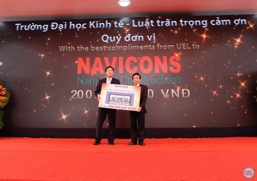 Các đơn vị tài trợ trao tặng tiền ủng hộ quỹ học bổng cho nhà trường