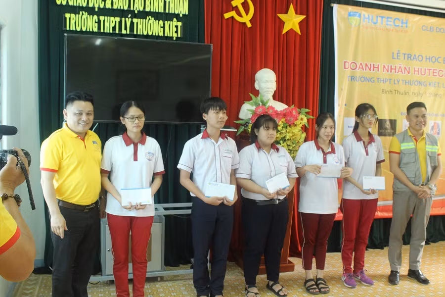 Đoàn Caravan Doanh nhân HUTECH trao học bổng cho học sinh Trường THPT Lý Thường Kiệt, Bình Thuận