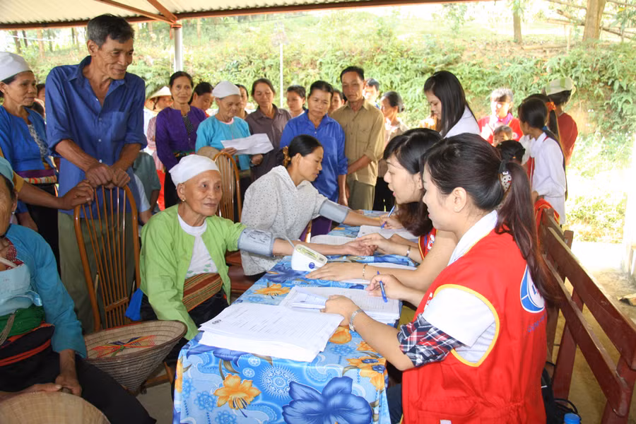 Thiện nguyện khám chữa bệnh, phát thuốc, tặng quà cho người dân xã Ngọc Lâu, Hòa Bình