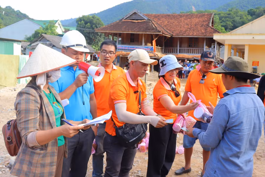 Những ngày qua, nhiều đoàn thiện nguyện, đơn vị, nhà hảo tâm có mặt tại huyện Kỳ Sơn để hỗ trợ người dân bị ảnh hưởng lũ lụt Những ngày qua, nhiều đoàn thiện nguyện, đơn vị, nhà hảo tâm có mặt tại huyện Kỳ Sơn để hỗ trợ người dân bị ảnh hưởng lũ lụt