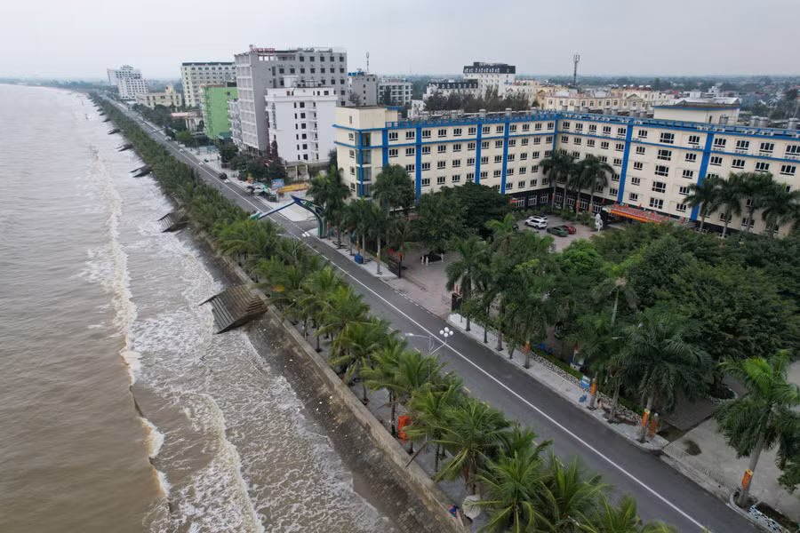 Biển Hải Tiến như được "lột xác" khi loạt ki ốt nhếch nhác được di dời. (Ảnh: NT)