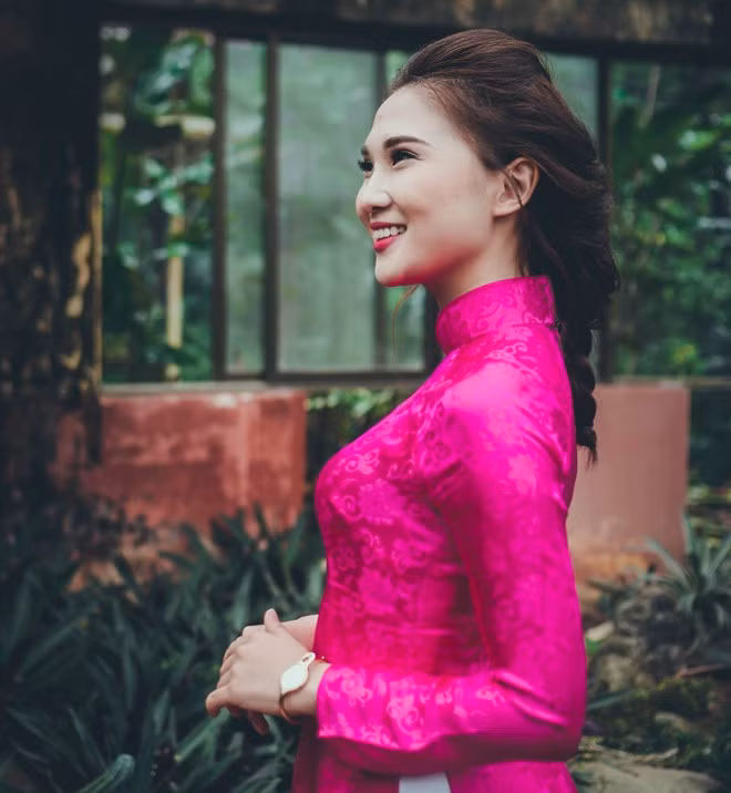 Với tính cách năng động, thích tham gia các hoạt động nghệ thuật, thiện nguyện... Vũ Phương Anh (PR 34) nổi bật lên sự cá tính trong chiếc áo dài màu hồng đậm. Top 10 Miss Báo chí khoe dáng trong trang phục áo dài