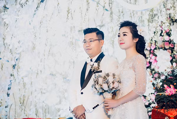 Cặp đôi cô dâu - chú rể của đám cưới tiền tỷ
