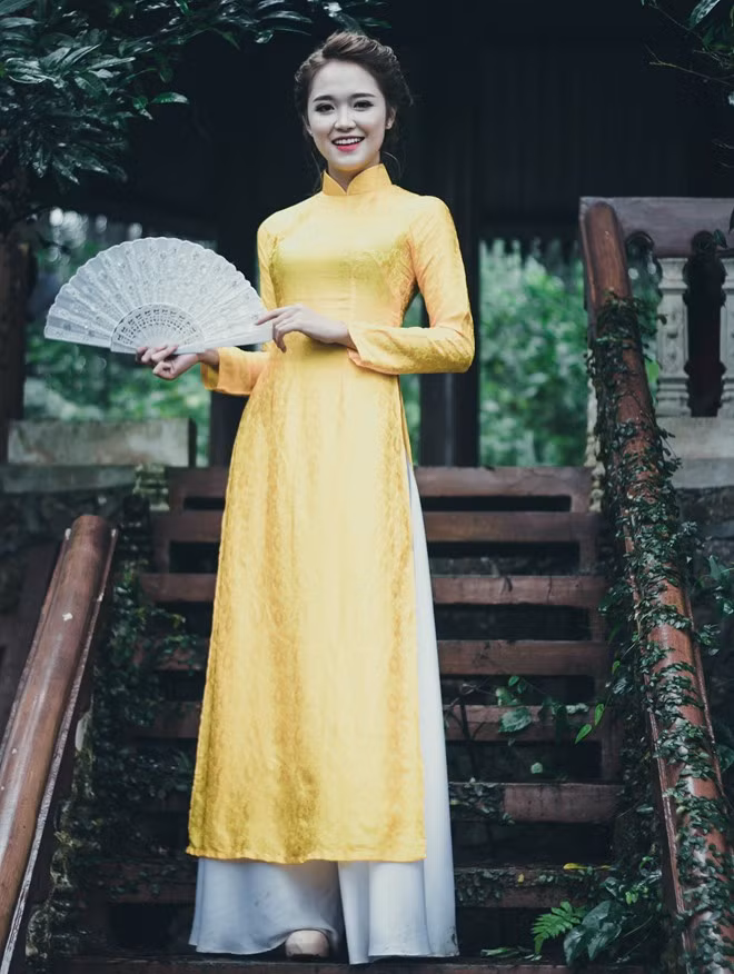 Khuôn mặt xinh xắn và nụ cười tươi của Hoàng Thị Minh Tâm nổi bật trong bộ trang phục màu vàng. “Mình có cơ hội mặc áo dài từ thời phổ thông. Bản thân mình rất hào hứng với bộ trang phục này bởi gợi lên nét đẹp duyên dáng của mỗi người con gái Việt" - nữ sinh chia sẻ. Top 10 Miss Báo chí khoe dáng trong trang phục áo dài