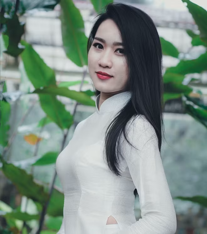 Là cô gái cá tính, thích đá bóng và hâm mộ các cầu thủ, Trịnh Ngọc Linh, lớp Truyền hình K33A1 vẫn lưu giữ vẻ đẹp truyền thống trong chiếc áo dài trắng. Top 10 Miss Báo chí khoe dáng trong trang phục áo dài