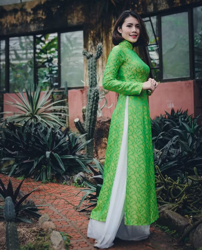 Tham gia cuộc thi sắc đẹp của Học viện Báo chí Tuyên truyền, Ngô Diệu Linh (Văn hóa học K33) mong muốn được thể hiện cá tính của bản thân, khám phá những khả năng mới của mình đồng thời trau dồi vốn kiến thức xã hội cũng như mở rộng quan hệ với các thí sinh khác. Top 10 Miss Báo chí khoe dáng trong trang phục áo dài