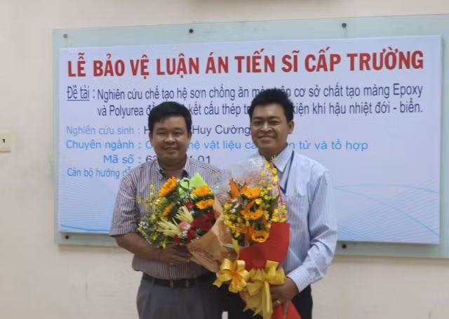Tiến sĩ Đỗ Hữu Hoàng (trái) trong một buổi bảo vệ luận án Tiến sĩ cấp trường của học viên Tiến sĩ Đỗ Hữu Hoàng (trái) trong một buổi bảo vệ luận án Tiến sĩ cấp trường của học viên