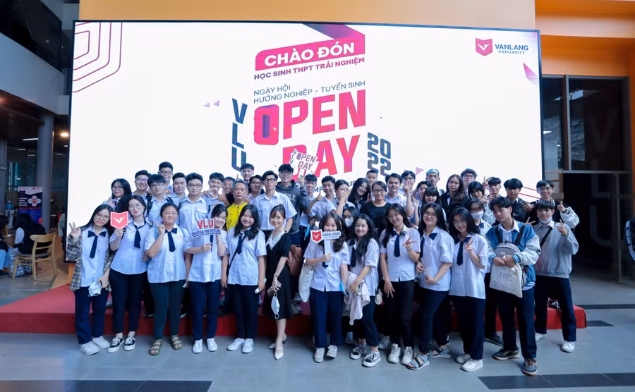 Các bạn học sinh hào hứng đăng ký tham gia VLU OPEN DAY 2022 qua thông tin online trên fanpage Trường Đại học Văn Lang