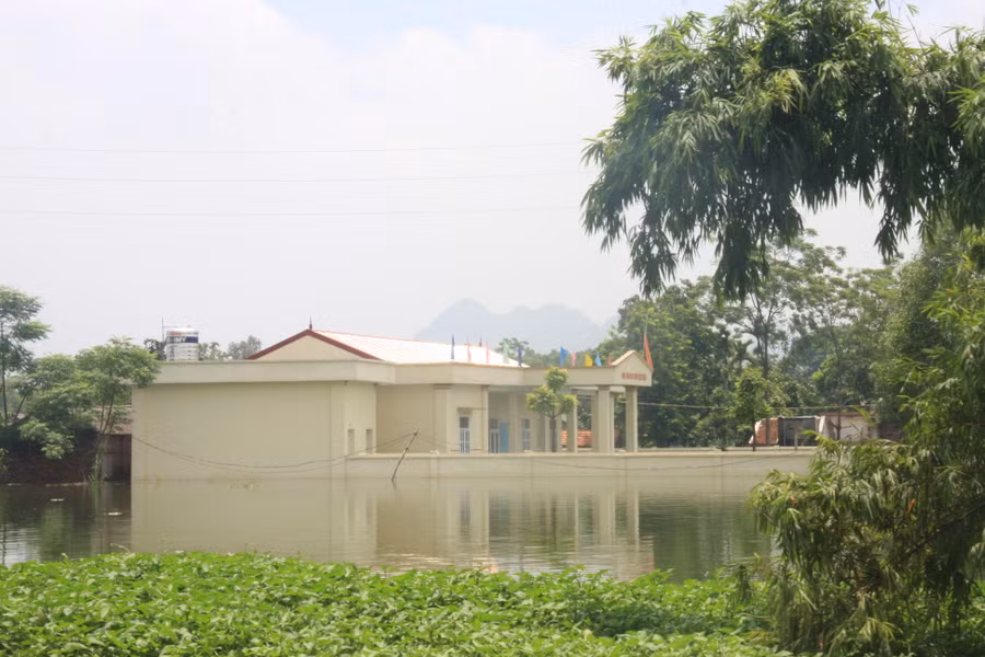 Nhà văn hóa thôn Tiến Tiên xã Tân Tiến đang bị ngập sâu