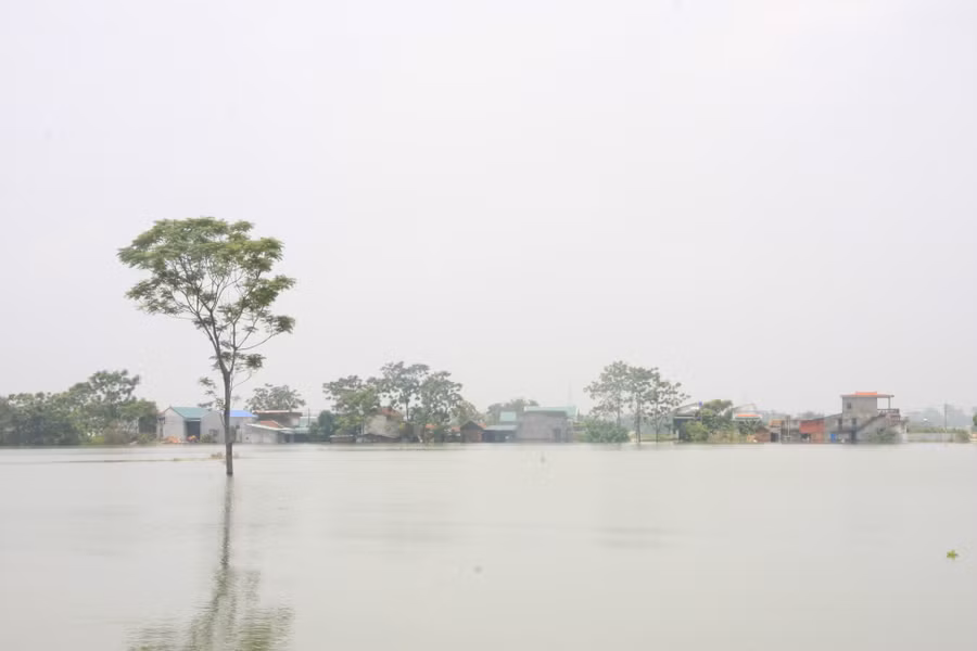 Ngoại thành Hà Nội vẫn ngập sâu trong nước