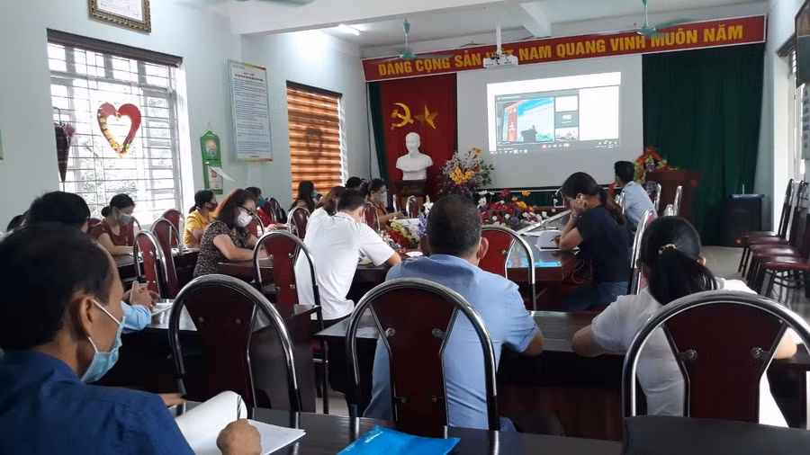 Trường Tiểu học Mường Than bồi dưỡng chính trị cho giáo viên.