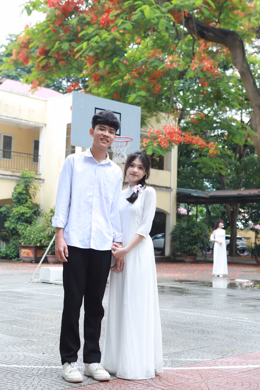Đôi bạn cùng lưu giữ nét thanh xuân bên tà áo trắng tuổi học sinh. Đôi bạn cùng lưu giữ nét thanh xuân bên tà áo trắng tuổi học sinh.