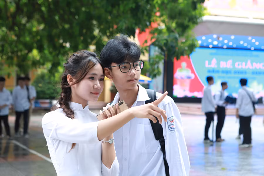 Khoảnh khắc chia tay ngôi trường thân yêu gắn bó suốt 3 năm sẽ có nhiều kỷ niệm với các cô cậu học trò khối 12. Khoảnh khắc chia tay ngôi trường thân yêu gắn bó suốt 3 năm sẽ có nhiều kỷ niệm với các cô cậu học trò khối 12.