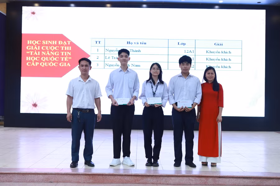Nhà trường khen thưởng các em học sinh có thành tích xuất sắc. Nhà trường khen thưởng các em học sinh có thành tích xuất sắc.