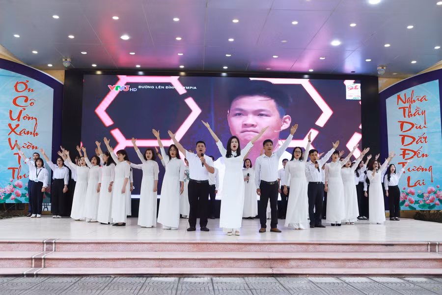 Thầy trò cùng ngân vang bài hát truyền thống "THPT Sóc Sơn - Trái tim và Trí tuệ" ngay tại lễ bế giảng năm học 2023-2024. Thầy trò cùng ngân vang bài hát truyền thống "THPT Sóc Sơn - Trái tim và Trí tuệ" ngay tại lễ bế giảng năm học 2023-2024.