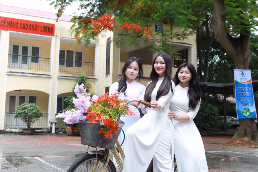 Vẻ đẹp tinh khôi của màu áo trắng hòa cùng sắc thắm của hoa phượng báo hiệu mùa thi đang đến. Vẻ đẹp tinh khôi của màu áo trắng hòa cùng sắc thắm của hoa phượng báo hiệu mùa thi đang đến.