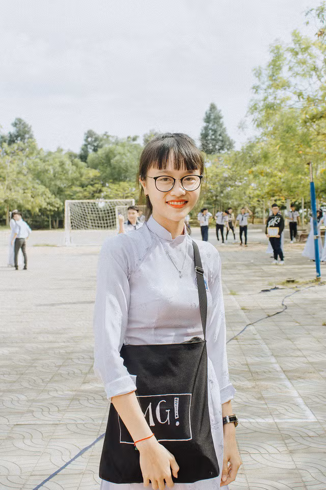 Tươi nhỏ nhắn duyên dáng trong tà áo dài