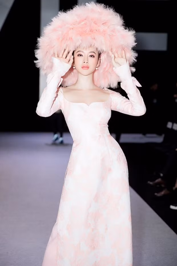 Nói đến những chiếc nón cầu kỳ mà bỏ qua Angela Phương Trinh là một thiếu sót.&nbsp;Chiếc nón lông vũ của Trinh từng gây bão một thời gian dài bởi có phần hơi…lố.