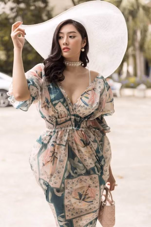 HH Châu Á 2016 Huỳnh Tiên cũng nắm bắt xu hướng cực nhạy, bằng chứng là trong sự kiện gần đây cô xuất hiện vô cùng thu hút với váy voan trễ vai cùng nón rộng vành trắng nền nã, nữ tính.
