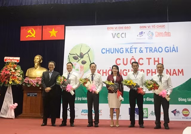 PGS.TS Vũ Hữu Đức- Phó hiệu trưởng Trường ĐH Mở TPHCM (bìa trái) tặng hoa cho các thành viên Ban giám khảo