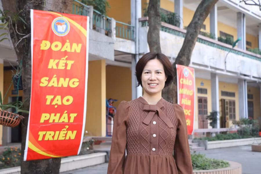 Cô Nguyễn Thị Thu Thủy - Hiệu trưởng Trường THPT Nguyễn Huệ.