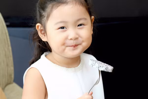 Tiểu Panda tinh nghịch, đáng yêu và rất tự tin ở nơi đông người. Cô bé đang được bình chọn là "Nhóc tì của năm2015" do báo điện tử Ngoisao.net tổ chức. hoa-hau-huong-giang-day-con-tuoi-khung-hoang-len-3-1