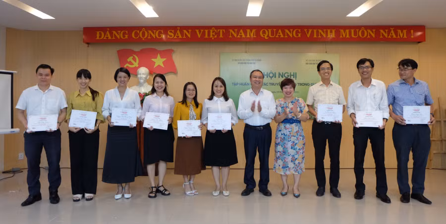 Nhà báo Dương Thanh Hương (thứ 4, phải sang) - Phó Tổng Biên tập Báo Giáo dục và Thời đại cùng ông Mai Tấn Linh (thứ 5, phải sang) - Phó Giám đốc Sở GD&ĐT TP Đà Nẵng trao giấy chứng nhận cho giáo viên. Ảnh: Hoàng Vinh