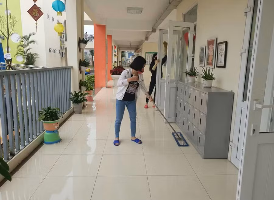 Giáo viên trường Mầm non An Khánh B tập trung vệ sinh phòng học ngay sau khi được bàn giao. Ảnh: K.Nguyên