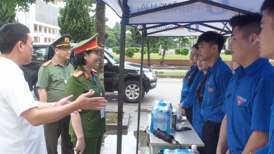 Lực lượng tình nguyện viên đã có mặt tại các điểm thi từ rất sớm. (Ảnh: NT). Lực lượng tình nguyện viên đã có mặt tại các điểm thi từ rất sớm. (Ảnh: NT).