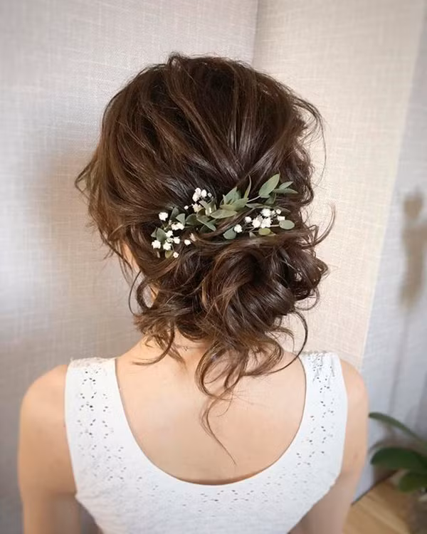 7 kiểu tóc sang trọng cho nàng dự tiệc tối ảnh 4 Tóc búi rối được điểm xuyết bằng vài cánh hoa mang đến vẻ đẹp thanh lịch, quyến rũ.