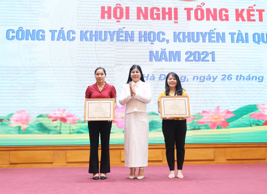 Phó Chủ tịch UBND quận Hà Đông Phạm Thị Hòa (giữa) trao tặng giấy khen của Hội Khuyến học TP Hà Nội cho các đơn vị có thành tích xuất sắc trong năm qua.