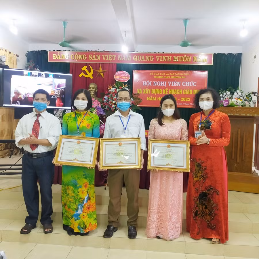 Cô Duyên trong một lần nhận khen thưởng của lãnh đạo nhà trường.