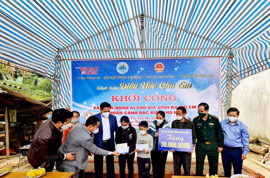 Dịp này, Bộ đội Biên phòng Hà Tĩnh cũng ủng hộ 30 triệu đồng cho gia đình 3 em góp phần vào xây dựng căn nhà nhân ái.