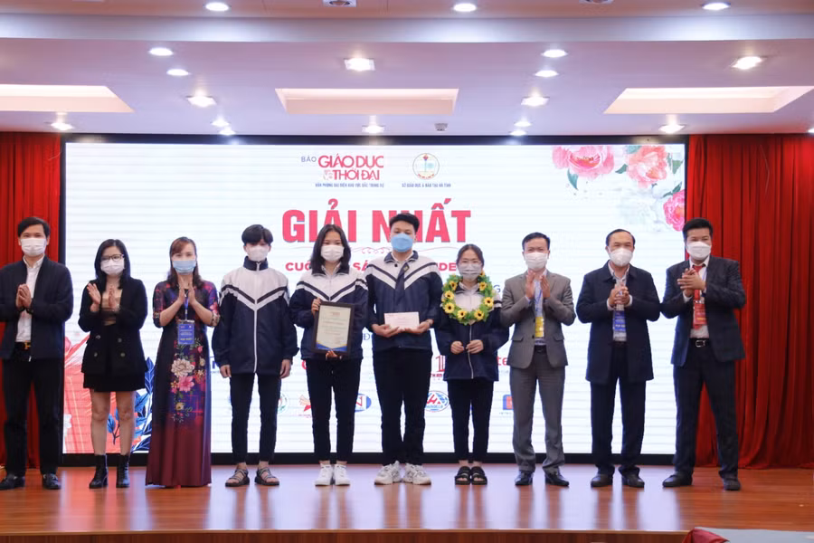 Ban tổ chức trao giải Nhất cho tác phẩm “Chìa khóa thành công” – Tác giả: Bright Star - Trường THPT Nguyễn Đình Liễn.