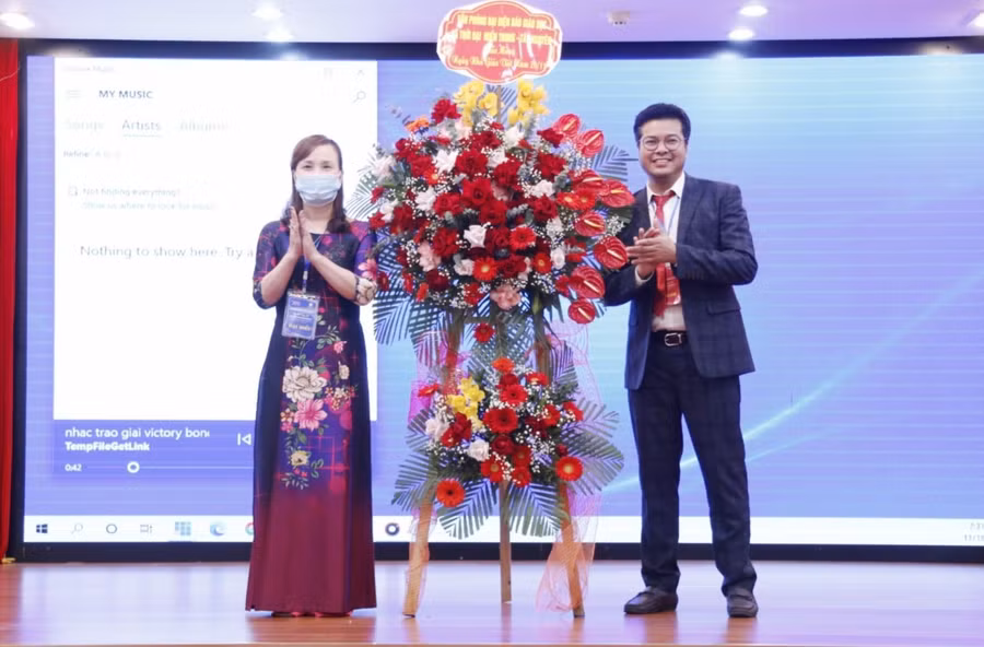 Bà Đặng Thị Quỳnh Diệp - Giám đốc Sở GD&amp;ĐT Hà Tĩnh nhận lẵng hoa tươi thắm từ Nhà báo Nguyễn Văn Dũng - Trưởng VP Báo GD&amp;TĐ, Khu mực Miền Trung - Tây Nguyên.