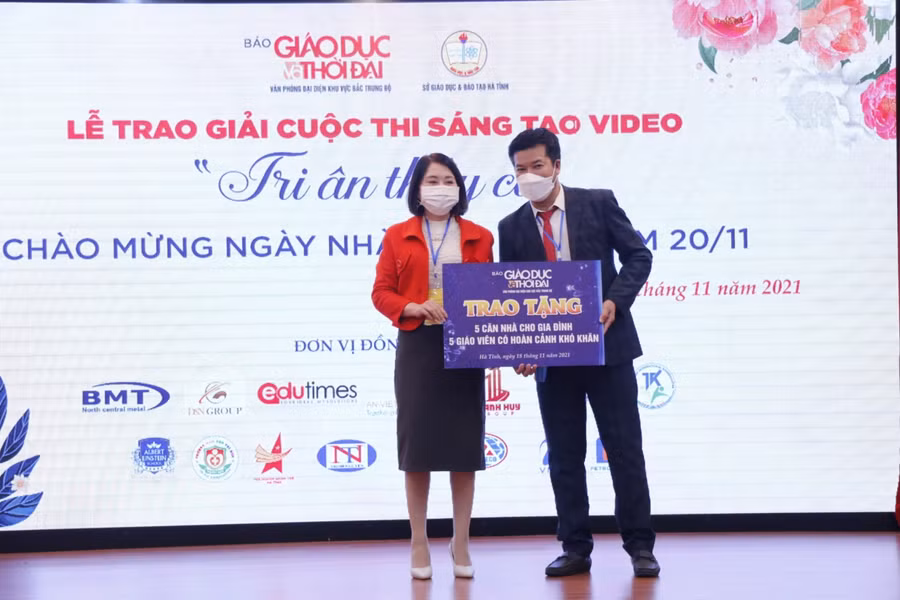Nhà báo Nguyễn Văn Dũng trao biển biểu trưng cho ngành Giáo dục Hà Tĩnh.