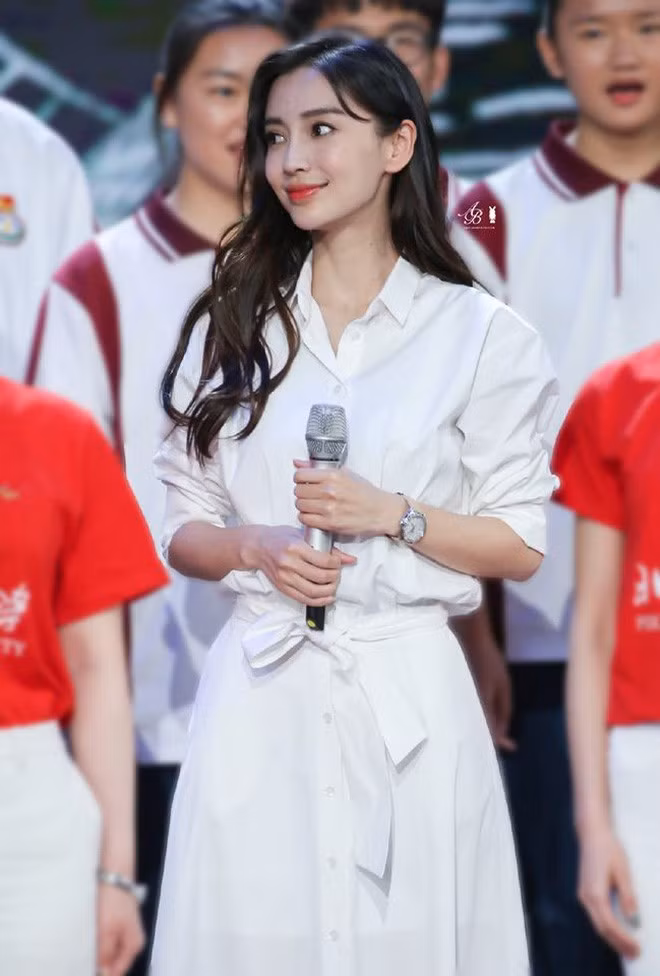 Diện set đồ đơn giản, không ngờ Angela Baby phô bày toàn bộ nhược điểm vóc dáng ảnh 5 Diện set đồ đơn giản, không ngờ Angela Baby phô bày toàn bộ nhược điểm vóc dáng ảnh 5