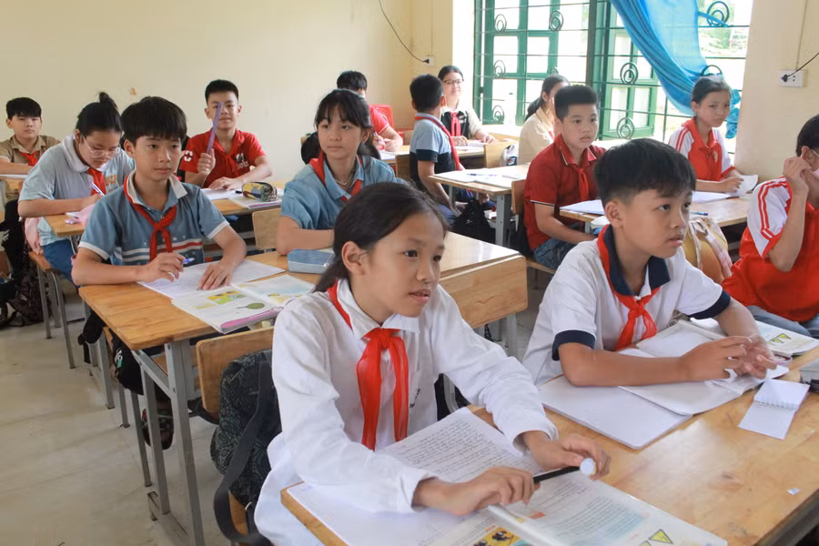 Với đặc thù là trường miền núi, tỷ lệ học sinh người DTTS đông hiện nay thầy và trò trường THCS Trung Lương, huyện Định Hoá cũng đang nỗ lực làm tốt công tác tuyên truyền, tạo mọi điều kiện để giáo viên hoàn thành nhiệm vụ. Với đặc thù là trường miền núi, tỷ lệ học sinh người DTTS đông hiện nay thầy và trò trường THCS Trung Lương, huyện Định Hoá cũng đang nỗ lực làm tốt công tác tuyên truyền, tạo mọi điều kiện để giáo viên hoàn thành nhiệm vụ.