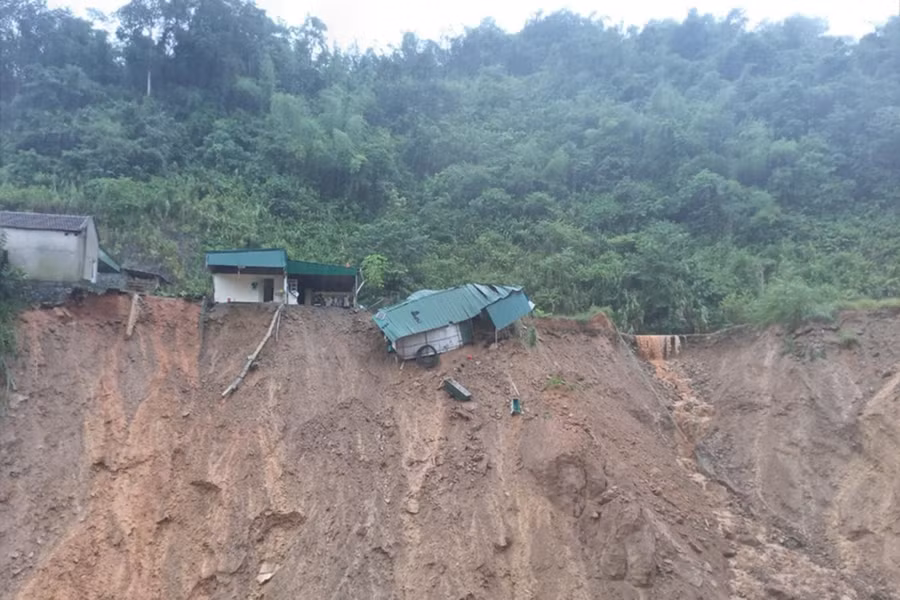 Ngôi nhà nằm sát đồi bị sạt lở, sắp đổ ập xuống vực. Ngôi nhà nằm sát đồi bị sạt lở, sắp đổ ập xuống vực.