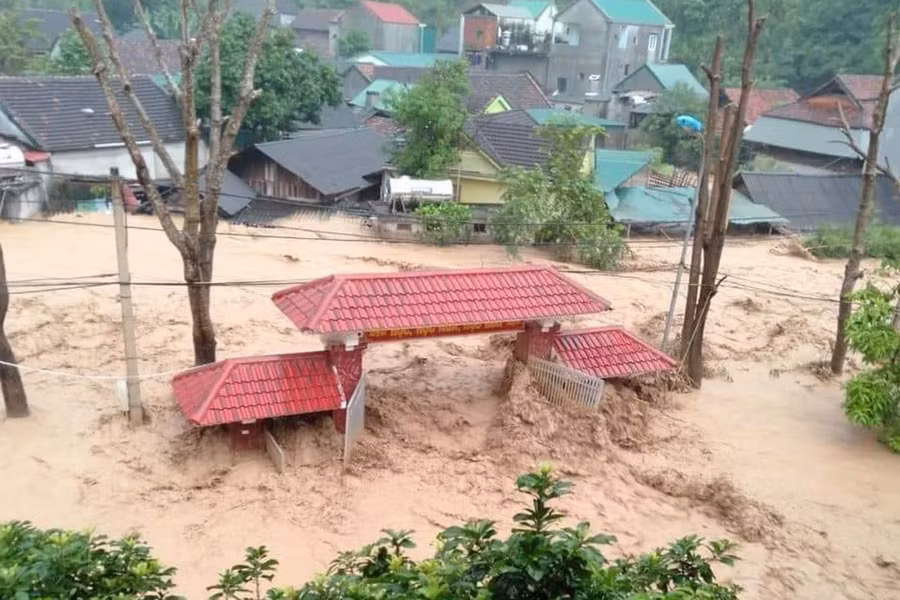 Ông Lương Văn Biên - Chủ tịch UBND thị trấn Mường Xén, huyện Kỳ Sơn cho biết, thị trấn Mường Xén bắt đầu bị ngập sâu từ 1h sáng hôm nay. Đến thời điểm hiện tại, khu vực khối 1 vẫn bị ngập. “Hiện chưa thể thống kê thiệt hại do cơn lũ gây ra. Trước mắt đã ghi nhận 2 chiếc ô tô bị cuốn trôi”, ông Biên nói. Ông Lương Văn Biên - Chủ tịch UBND thị trấn Mường Xén, huyện Kỳ Sơn cho biết, thị trấn Mường Xén bắt đầu bị ngập sâu từ 1h sáng hôm nay. Đến thời điểm hiện tại, khu vực khối 1 vẫn bị ngập. “Hiện chưa thể thống kê thiệt hại do cơn lũ gây ra. Trước mắt đã ghi nhận 2 chiếc ô tô bị cuốn trôi”, ông Biên nói.