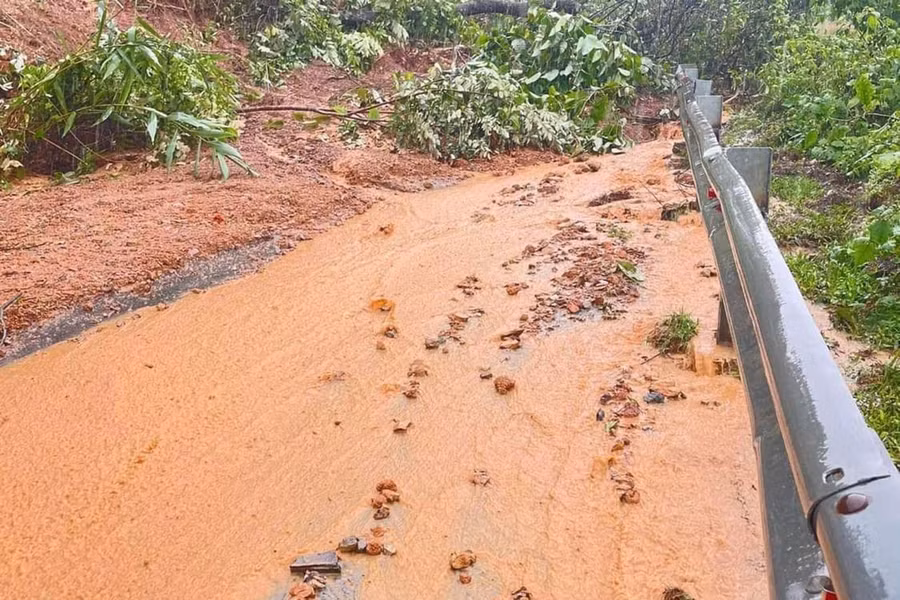 Nhiều tuyến đường liên huyện, liên xã bị sạt lở. Nhiều tuyến đường liên huyện, liên xã bị sạt lở.